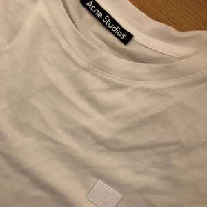 Acne T-shirt som ny  - Stl L. Inga fläckar, super fint skick 