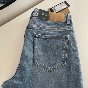 Vero Moda jeans - prislappen kvar - Helt nya jeans från Vero Moda, prislappen är kvar. Säljer då storleken inte passar.   Modell: VMBRENDA HR STRAIGHT A CUT GU384 GA NOOS Färg: Light Blue Denim Passform: High Rise Slim Straight Storlek: 28/”32 Nypris: 450 kr - säljer för 380 kr 
