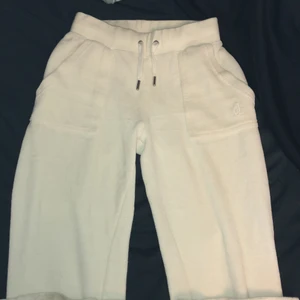 Juicy byxor  - Säljer mina vita juicy byxor då jag inte tycker att de är snygga på mig längre. Jag är 161/162 och de är perfekt i längden på mig som man kan se på sista bilden. De har fått några smutsfläckar nere vid fötterna som jag inte testat att försöka få bort men det är inget man tänker på när man har de på sig och ingen har kommenterat något när jag gått i de 