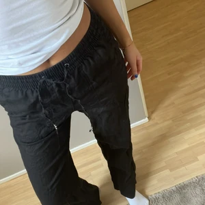 Linnebyxor  - Linnebyxor från Esprit! Jag är ca 170 lång🖤