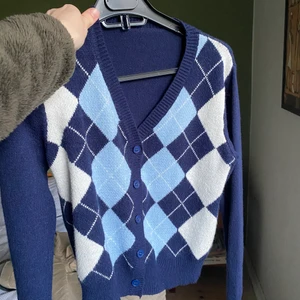 Snerutig🥰 - Har enbart använd denna snygga kofta ett fåtal gånger. Ett fint populärt mönster. 💙