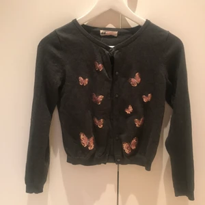 Hm kofta med fjärilar  - Säljer min svart gråa hm kofta med fjärilar på bra skick säljer på grund av för liten  