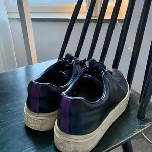 Eytys - Säljer dessa eytys som är så sjukt snygga. De har verkligen varit ett par av mina absoluta favorit skor men behöver verkligen pengarna och använde mer förut. Dom är lite smutsiga i sulan men tvättar såklart nogrant innan köp. Hör av er vid mer frågor eller bilder💞