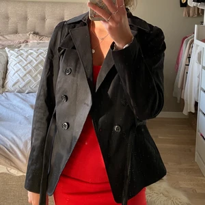 Kort kappa - Kort vår/sommarkappa med skärp & knappt i fint skick!