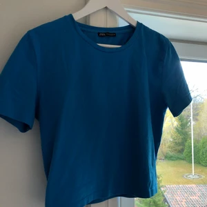 Blå t shirt  - Blå t-shirt från zara. Knappt använd. Fin färg💖 storlek L men passar även mindre. Jag är en S och den sitter längst kroppen. Pris: 50 plus frakt😊