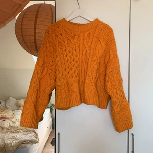 Stickad orange tröja  - Säljer denna otroliga stickade tröjan från H&M Trend🧡🧡 200kr + frakt!
