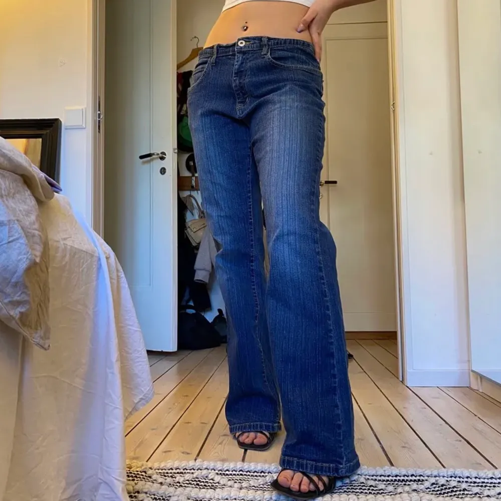 lågmidjade jeans köpta här på plick! Den första bilden är från förra säjaren. perfekta i längden för mig som är 171cm! . Jeans & Byxor.