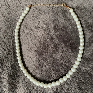 Halsband - Fint pärlhalsband som tyvärr inte kom till användning🤍 Frakt tillkommer 