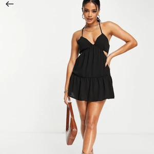 Svart klänning - Jag säljer denna svarta klänning i storlek 38, den är ifrån ASOS och säljer pågrund av att den inte sitter som jag vill ❤️‍🔥den är oanvänd endast testad! Pris: 120 + frakt (70kr)