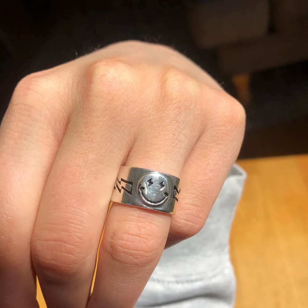 Justerbar smiley ring, köpte från en tjej här på Plick😇 frakten är inräknad i priset . Accessoarer.