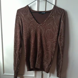 Brunvit vintage tröja - En brunvit vintage tröja i storlek S men jag tror att den skulle passa till M då den är stor i storleken. Fick den av min kusin och har aldrig använt så den är i fint skick.