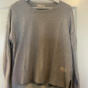Grå ODD MOLLY tröja - Säljer min inprincip nya odd Molly tröja. Använd vid endast 1 tillfälle, där av i mycket bra skick. Storlek 0, som en XS-S. Köparen står för frakten! (Köpt för 1595kr i odd molly butik)