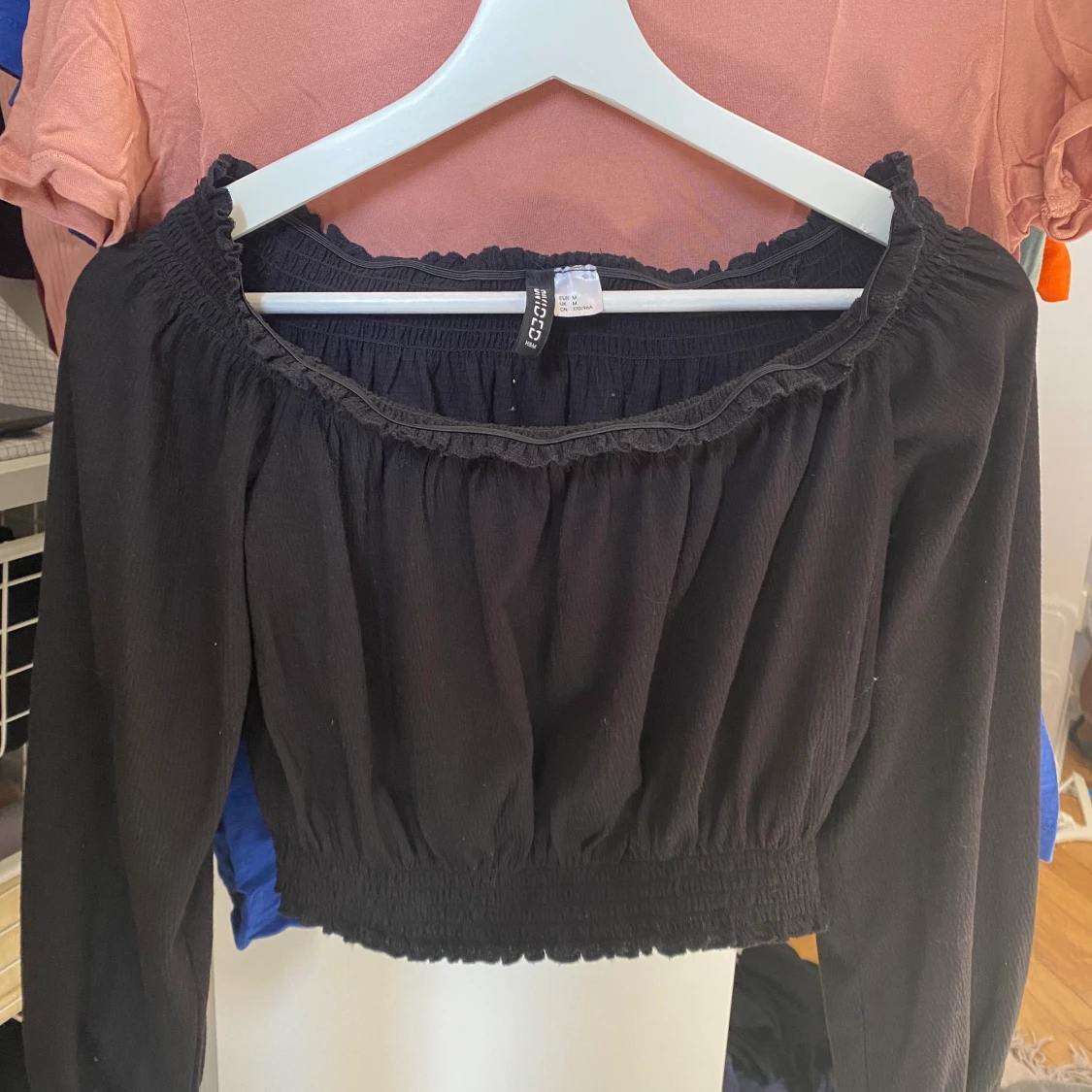 Magtröja med långa ärmar. 