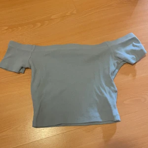 Topp fin gullig BikBok - En jättefin blå/ljusblå topp från BikBok i storlek XS. Använd 1-3 gånger. Köptes för 249kr men säljer för 150kr + frakt!💕❤️