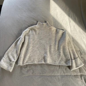 Grå kroppad tröja  - Grå kroppad tröja med turtleneck från Gina tricot💃 Köpare står för frakt