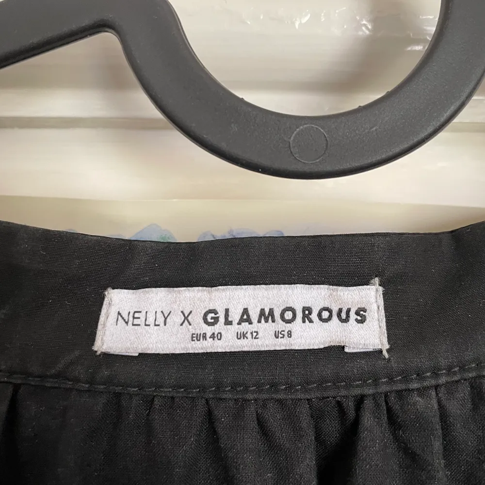 Fin klänning från Nelly x Glamorous, nyskick endast använd en gång. Nypris: 549. Fin passform och fint material, bara inte min stil! . Klänningar.