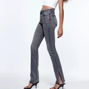 Zara split jeans!  - Säljer dessa jättefina jeans från zara! Dem är väldigt stretchiga och passar till jättemycket! Köpt för 359kr i vintras men har inte kommit till så mycket användning då dem va lite för stora!💕