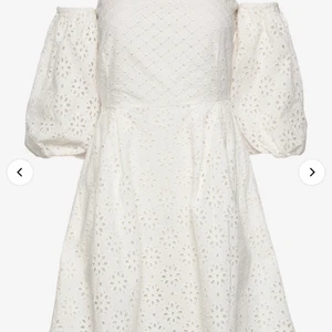 Klänning - Jätte fint och helt ny vit klänning från Day Birger et Mikkelsen. Passar jätte bra som både konfa och student klänning. 