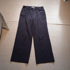 Marinblå byxa M - Dom är som kostymbyxor, med fejk fickor bak, resår band i midjan och raka ben.