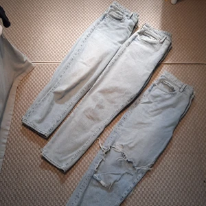 3 st ljus blå jeans stl 42 - Översta paret är helt utan hål och med dragkedja som knäppning, benen är raka, lite använda. Mittersta paret är också på bild 2 raka ben utan hål med knappar som knäppning. Helt oanvända. Nedersta har också raka ben, hål vid knäna och dragkedja. Lite använda. Kan köpas separat eller alla i ett. 200 kr styck eller 500 för alla 3. Plus frakt 