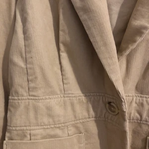 Vintage beige manchester kavaj - Beige Manchester kavaj som inte kommer till användning! 100kr strl S. Frakt tillkommer om den ska postas🌞🌞🦋