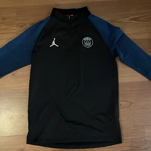Psg  tröja (Strl 148till158) - Hej jag säljer min psg tröja för att den är för liten för mig och har använts några gånger inga tecken  på användning storlek 148 till 158