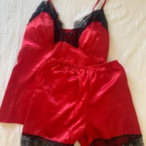 Röd siden pyjamas med svart spets!! Har inga defekter och är i bra kvalite, den är i storlek xs -s❤️