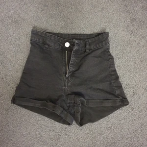 Shorts  - Svarta jeansshorts, från H%M, mörkare i verkligheten. Använt fåtal gånger och är därför i bra skick. Kan fraktas men köparen står för frakten.💕
