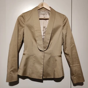 Blazer från Stefanel - Beige blazer från Stefanel, aldrig använd. Storlek small men skulle nog passa XS också.