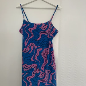 Klänning - Mönstrad klänning från HM, stl M. Helt oanvänd med prislapp kvar.