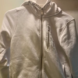 sail racing kofta storlek 150 - Vit sail racing kofta i storlek 150. Koftan är fortfarande i bra skick.