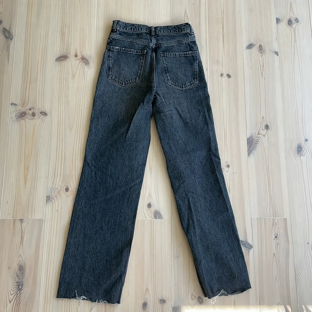 Grå långa jeans från Zara. Jeans & Byxor.