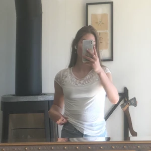 Vit topp - Söt vit t-shirt med blomster mönster på bröstet🤍 storlek S. Skriv om du är intresserad💕 priset är debaterbart. Tar var du tycker är rimligt för den💖