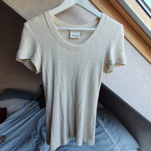 Tröja i viskos och linne - Beige topp i viskos och linne från märket InWear (MQ) i storlek L, vintage. Jätteskön och har en tajt passform. Passar fint med en klänning över som på sista bilden. Säljer pga för stor för mig. Frakt tillkommer ✨️