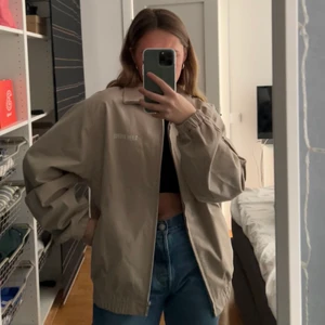 Djerf Avenue Cotton On The Go Jacket - Helt oanvänd jacka från Matilda Djerfs märke Djerf Avenue! Storlek L, lappen sitter fortfarande kvar! riktigt skönt material 💖 nypris 1 999