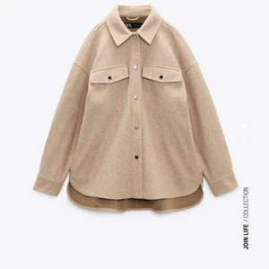 Jacka ifrån zara  - Säljer denna beiga kappa/ skjort jacka ifrån zara. Helt oanvänd i minsta storlek (xs). Säljer den då den ej kommit till användning så som jag trodde. Köpt för 399kr säljer den för 300kr