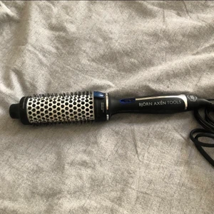Värmeborste Björn Axén  - Värmeborste ifrån Björn Axén. Bra skick, köptes i december förra året. Ger verkligen så fina lockar å volym. Säljer pga att jag köpt en ny. Mitt hår på sista bilden efter att ha använt värmeborsten❤️