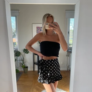 Zara kjol - Säljer denna prickiga zara kjolen (inbyggda shorts) med rosett i strl XS, 100kr + frakt!🤍