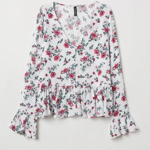 V-ringad blus med knäppning - Söt blommig blus slutsåld på h&m. Aldrig använd. 