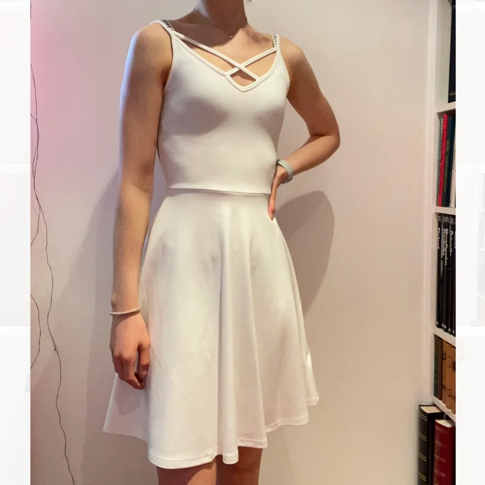 Säljer en vit klänning med tunna axelband från Gina Tricot. Endast använd en gång. Passar perfekt till exempelvis student och konfirmation.☀️Jättefin💜. Klänningar.