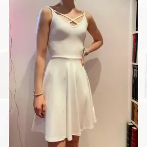 Säljer en vit klänning med tunna axelband från Gina Tricot. Endast använd en gång. Passar perfekt till exempelvis student och konfirmation.☀️Jättefin💜
