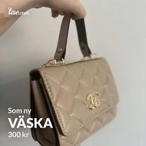 Köpt för 600kr men säljer för 150kr. Aldrig används och den är precis som ny🤍👜 pris kan diskuteras.