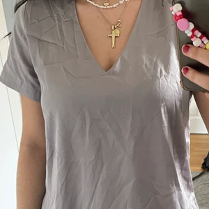 Satin tröja Bikbok - Satin tröja från Bikbok. Inga defekter. Hänger lite över rumpan (jag är 170 cm). Storlek M