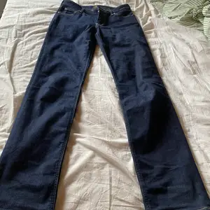 Jättefina snygga lee jeans, intressekoll då jag bara säljer för bra bud! Storlek 29/33 men passar mig som har 36 vanligtvis.