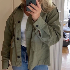 Grön tygjacka  - Säljer min jätte söta gröna jacka som är perfekt nu till våren och som passar till allt. Jackan är i strl Xs men passar även till större med tanke på att den är lite oversized. ❤️❤️För mer info kom privat (lånade bilder)