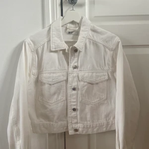 Jeansjacka - Super fin vit jeansjacka som passar perfekt till sommaren🤩🤩🤩☀️☀️super bra skick då den endast är använd ett fåtal gånger