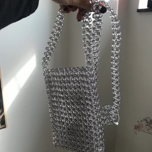 Bubble bag från Japan - En supergullig handväska/axelremsväska i nyskick, köpt i Japan! Materialet på ”bubblorna” är hårt, känns lyxig och inte plastig. I väskan får både mobil, plånbok och annat nödvändigt plats! 