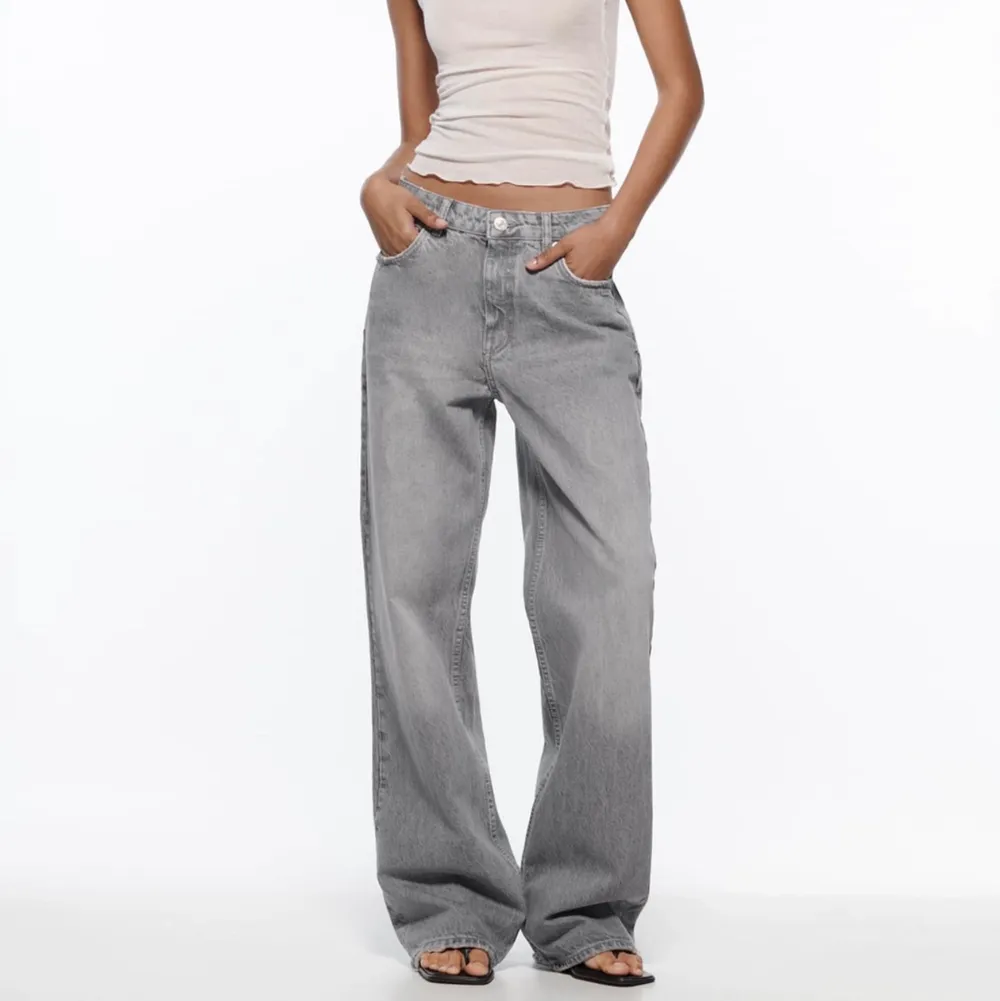 Säljer dessa slutsålda jeansen från Zara! Prislappen är kvar på!🤩. Jeans & Byxor.