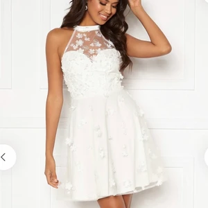 Klänning - Vit klänning från bubbelroom. Bianca skater dress. Nypris 1100kr. Helt ny. Endast testad. Kan ej skicka tillbaka längre. Storlek 34-36. 