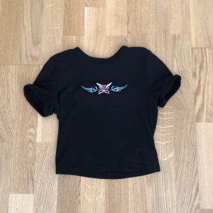 T-shirt  - Säljer denna fina svarta y2k t-shirt! Näst intill oanvänd❤️